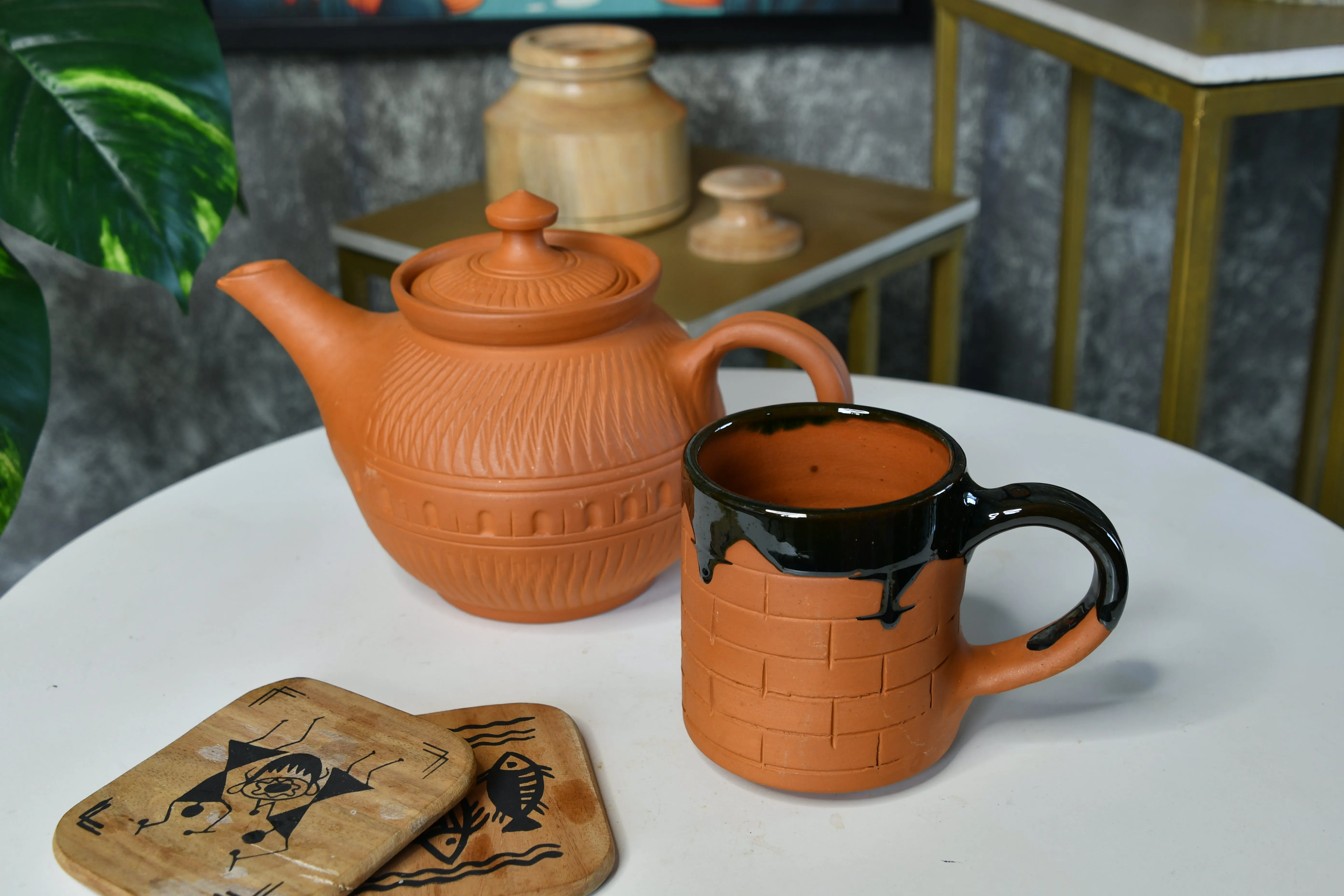 Sculpted Terracotta Coffee Mug: Stylish Functionality